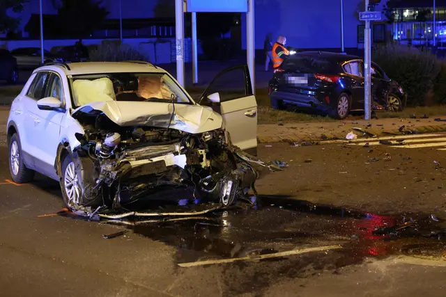 Autowracks und Teile lagen im gesamten Kreuzungsbereich. | Foto: laumat.at