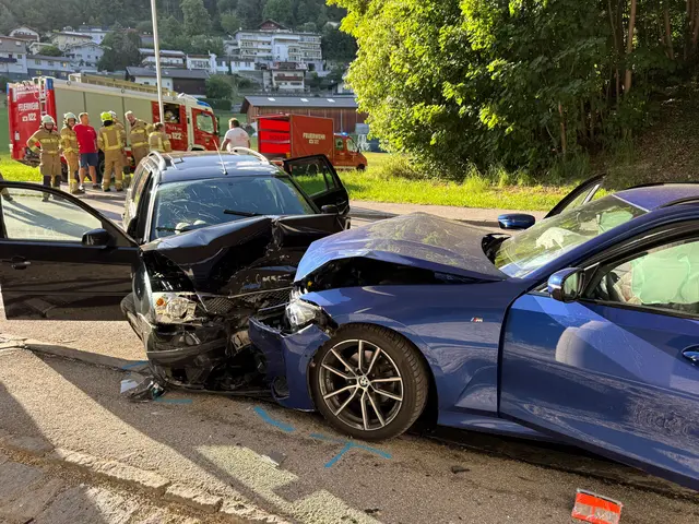 Bei mehreren Verkehrsunfällen in Tirol wurden am Donnerstag zahlreiche Personen verletzt. Rettungskräfte, Notärzte und Polizei standen im Dauereinsatz. Im Bild die Frontalkollision zweier Pkw in Vomp. | Foto: zoom.tirol
