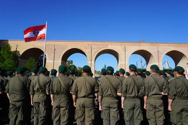 In ihrer Rede betonte Eisenkopf, dass sich insbesondere in herausfordernden Zeiten gezeigt hat, wie wichtig ein rasch und verlässlich handelndes Bundesheer für den Schutz der Bevölkerung sei.  | Foto: Jennifer Flechl / MeinBezirk