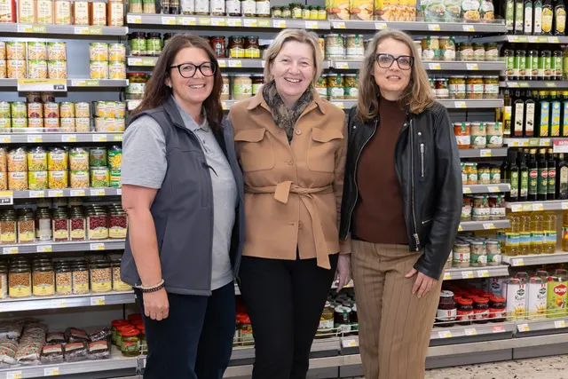 V.l.: Marktleiterin Birgit Obermüller (Smartwork), Maria Brunner (AMS OÖ), Birgit Gerstl (Leitung Geschäftsstelle AMS Wels).  | Foto: pro mente OÖ