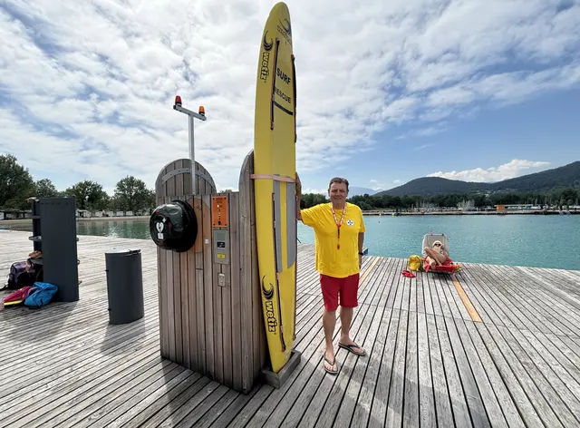 Einsatzstellenleiter Wilfried Kammerer zeigt eine der Rettungsinseln im Strandbad Klagenfurt | Foto: MeinBezirk.at/Michael Kurz