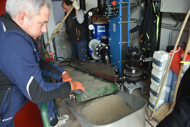 Pumpensand musste händisch ausgeschaufelt werden.