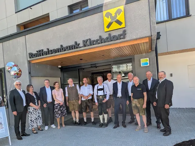 Ehrengäste, Vorstand und Aufsichtsrat der Raiffeisenbank Kössen-Kirchdorf freuten sich über die gelungene Eröffnungsfeier des neuen Raiffeisenhauses Kirchdorf