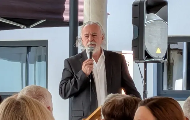 DI Markus Rottenspacher erläuterte das nachhaltige und durchdachte architektonische Konzept des modernen Gebäudes 