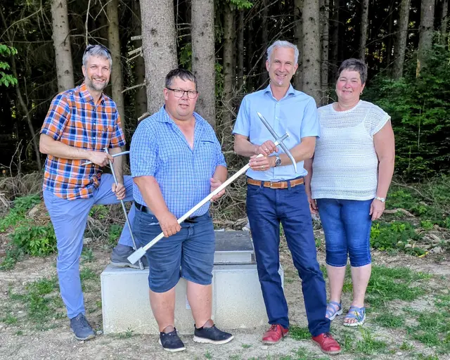 Am Übergabeschacht der Wassergenossenschaft "GrünEck", Obmann Christoph Schmidl, Bgm. Arthur Rasch, Bgm. Weinburg Michael Strasser, Obmann-Stv. Maria Hartmann. | Foto: Gemeinde Weinburg