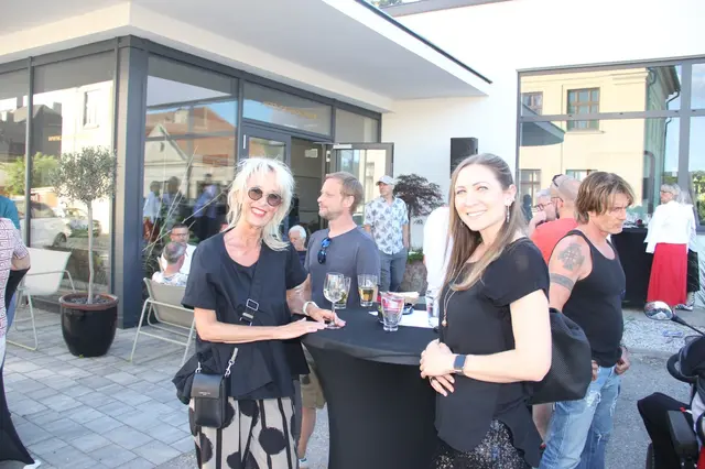 Ellen Eggers und Claudia Eggers genossen das Fest und lauschten zu späterer Stunde den Klängen von Claudia und Zoltan Sebestyen | Foto: treilaf