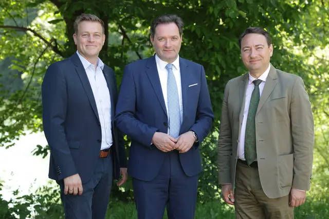 Die Gastgeber Stefan Kaineder (links) und Manfred Haimbuchner (rechts) mit Bundesminister Norbert Totschnig (Bildmitte). | Foto: Land OÖ/Daniel Kauder