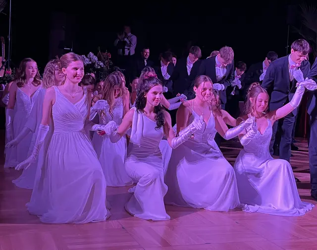 Die Eintänzerinnen bei der Balleröffnung.  | Foto: Mag. Wilma Langer-Bruckner BEd.