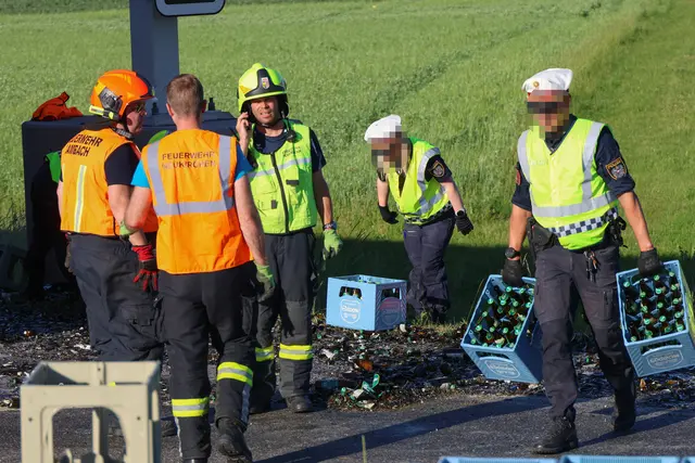 Aufgrund mangelhafter Ladesicherung verlor ein Transporter 180 Kisten und verteilte 3.600 Flaschen Bier auf der Fahrbahn bei Neukrichen bei Lambach. | Foto: laumat.at