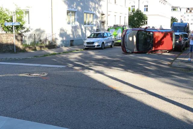 Nach einem Crash in der Welser Innenstadt überschlägt sich ein Citroen und bleibt auf der Fahrerseite liegen. | Foto: laumat.at