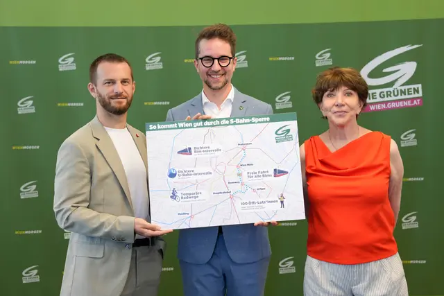 Die Grünen präsentieren "Sofortmaßnahmen" für die Stammstreckensperre. Im Bild (v.l.): Co-Parteivorsitzender Peter Kraus, Co-Mobilitätssprecher Kilian Stark und Co-Mobilitätssprecherin Heidi Sequenz. | Foto: Kaja Sade Jerabek/MeinBezirk
