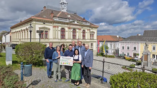Die Bürgermeisterinnen und Bürgermeister Manfred Grill, Elisabeth Wachter, Margit Göll, Peter Höbarth, Patrick Layr und Otmar Kowar sowie Regionalberater Philip Braunstein. | Foto: Stadtgemeinde Weitra