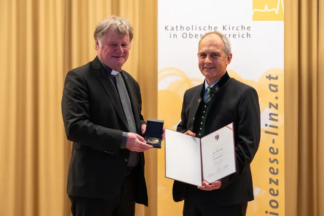 Bischof Manfred Scheuer verlieh Johann Renzl aus Haigermoos die Severin-Medaille. | Foto: Diözese Linz