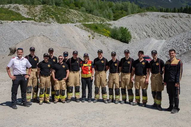 Einsatzkräfte der Berufsfeuerwehr Innsbruck und des Bezirks-Strahlenschutztrupps Innsbruck-Land testeten in der Kiesgrube Absam erstmals drohnengestützte Messtechnik zur radiologischen Lageerkundung im Rahmen eines österreichweiten Feldversuchs. | Foto: Benedikt Junker