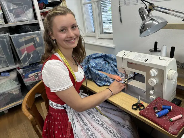 Die Liebe für das Nähen und die Trachten-Schneiderei hegt Veronika Sachenbacher bereit seit ihrer Kindheit. | Foto: Lisa Gold