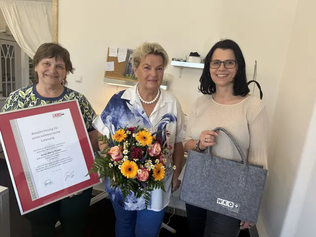 Margit Pratter-Demuth (l.) und Waltraud Zirngast gratulierten der erfolgreichen Unternehmerin Anna-Maria Ploder zum Jubiläum. | Foto: WKO Südsteiermark