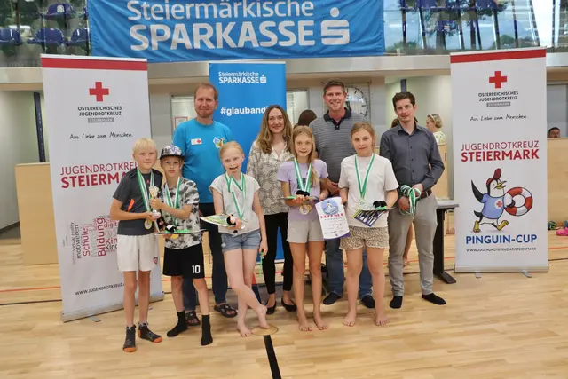 Platz 2 für die Staffel II aus Gratkorn. Reinhard Koopmans (li) , Tina Marbler, Michael Feldgrill und Kevin Pronegg gratulierten.  | Foto: Edith Ertl