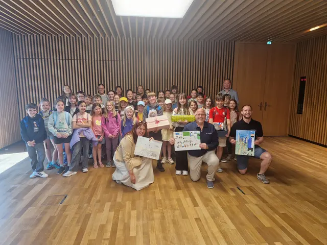 Die Schülerinnen und Schüler mit ihren Kunstwerken. | Foto: zVg