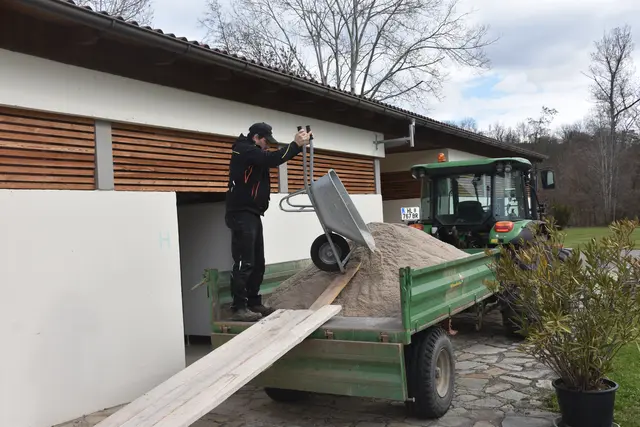 Viele halfen bei den Arbeiten vor der Eröffnung mit. | Foto: Waldbad