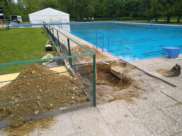 Alle Platten weg, um die Löcher in den Leitungen zu finden.