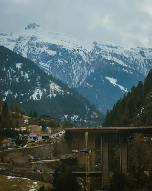 „Ein Brennerbasistunnel ohne ausreichend Züge und Verladeterminals ist wie ein neu gebautes Sägewerk ohne Holz“, so Danzl. | Foto: pexels/Giuseppe Macri