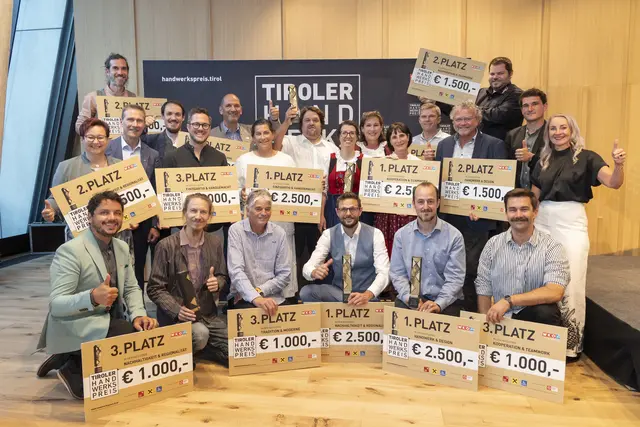 Mit den Preisträgern des Tiroler Handwerkspreises 2026 freuten sich Spartenobmann Franz Jirka (2.v.l.).) und Spartengeschäftsführerin Karolina Holaus (r). | Foto: WK-Tirol/Die Fotografen