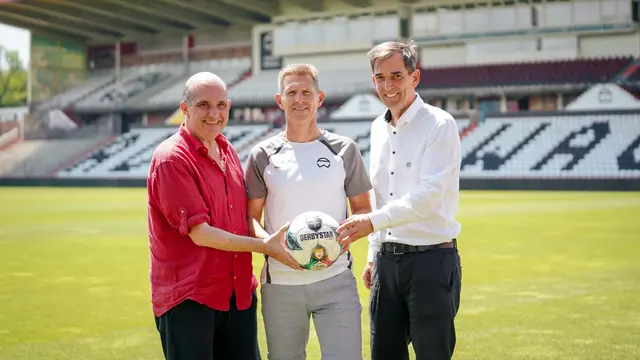 Sportdirektor Ralf Muhr, Trainer Harald Suchard und Präsident Christian Tschida. | Foto: Admira Wacker