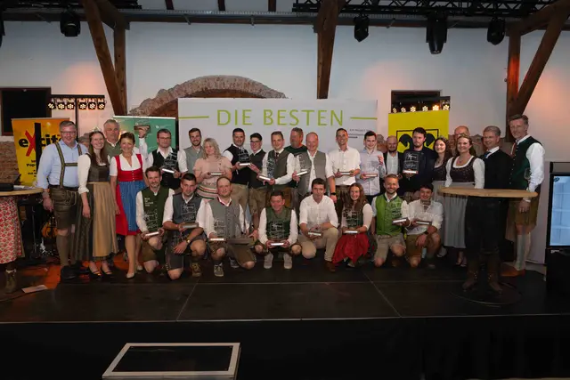 Die strahlenden Landessieger mit den Gratulanten. Stehend: LK-Präsident Andreas Steinegger, Weinkönigin Magdalena, Josef Strohmeier, Vizepräsidentin Maria Pein, Stefan Wurzinger, Franz Strablegg-Leitner, Carina Strablegg-Leitner, Hans-Peter Temmel, Florian Temmel, Elias Koch, Lukas Radl, Wolfgang Klug, Peter Strauss, Robert Platzer, Franz-Josef Tschermonegg, Weinhoheit Antonia, Weinhoheit Lea, LAbg. Bruno Aschenbrenner, Vorstandsdirektor Florian Stryeck, Weinbauchef Martin Palz. 
Kniend: Reinhard Wurzinger, Michael Strohmeier, Christoph Lackner, Stefan Müller, Friedrich Frühwirth, Stefanie Leitner, Matthias Leitner, Stephan Hiden (jeweils v. l.) | Foto: LK Steiermark/CrispyMotion