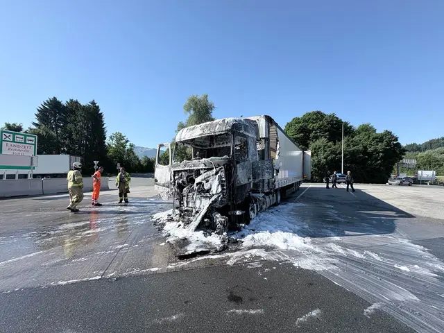 Beim Eintreffen der Einsatzkräfte stand das Führerhaus des LKW bereits in Vollbrand. Der Fahrer wurde verletzt und nach der Erstversorgung in das Bezirkskrankenhaus Kufstein gebracht. | Foto: zoom.tirol