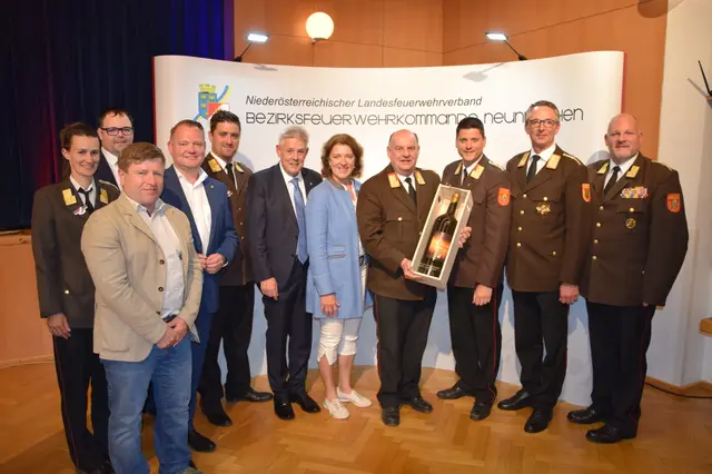 Ein besonderes Flascherl für Ex-Bezirksfeuerwehrchef Josef Huber. | Foto: Matthias Köpf