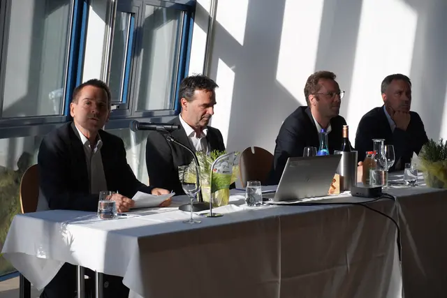 (v.l.n.r.): Plenum Aufsichtsratsvorsitzender Dr. Herbert Waldner (RB TMW) Vorstandsvorsitzender Mag. (FH) Andreas Wolf, LL.M. (RB TMW) Vorstandsvorsitzender-Stv. Mag. Dr. Mario Plattner (RB TMW) Vorstandsvorsitzender-Stv. Hubert Kuprian (RB TMW) 