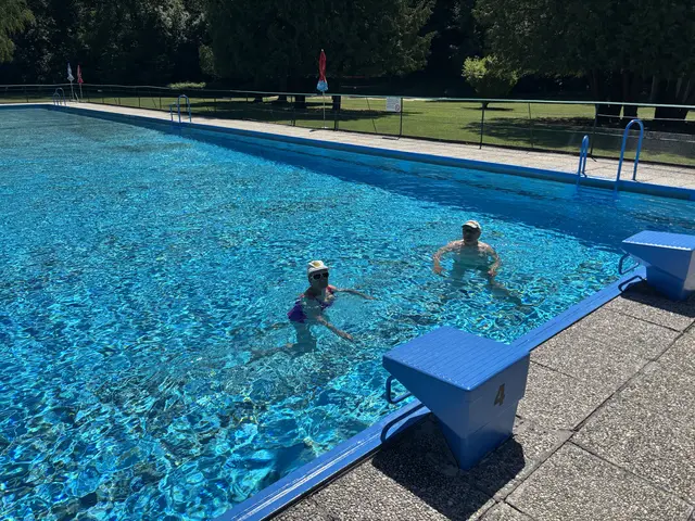 Die ersten Schwimmer genießen das kühle Nass.