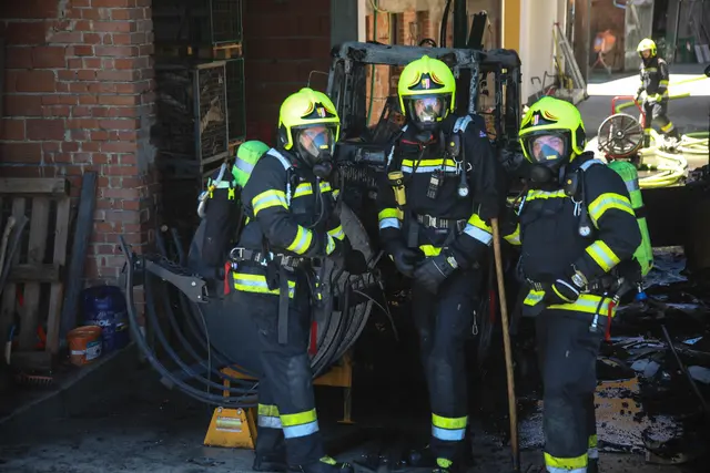Die Feuerwehrleute konnten einen Traktorbrand auf einem Hof in Weißkirchen an der Traun bekämpfen und verhindern, dass die Flammen auf das Gebäude übergreifen. | Foto: laumat.at