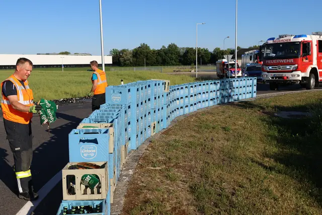 Aufgrund mangelhafter Ladesicherung verlor ein Transporter 180 Kisten und verteilte 3.600 Flaschen Bier auf der Fahrbahn bei Neukrichen bei Lambach. | Foto: laumat.at