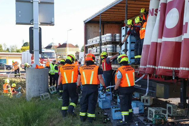 Aufgrund mangelhafter Ladesicherung verlor ein Transporter 180 Kisten und verteilte 3.600 Flaschen Bier auf der Fahrbahn bei Neukrichen bei Lambach. | Foto: laumat.at