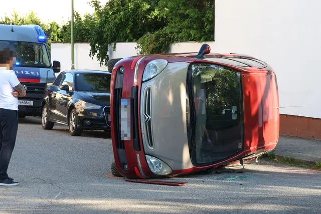 Citroen überschlägt sich in Wels nach Crash mit Skoda