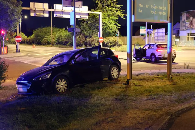Zwei Verletzte forderte ein nächtlicher Crash auf der B1 Linzer Straße im Welser Stadtteil Pernau. | Foto: laumat.at