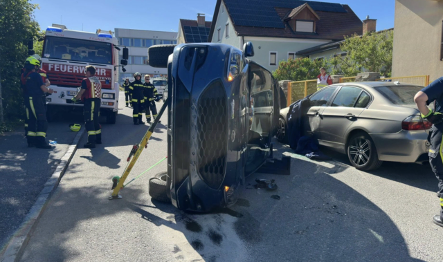 Ein Fahrzeug überschlug sich nach einer Kollision infolge einer Stopptafelmissachtung. | Foto: Feuerwehr Horn