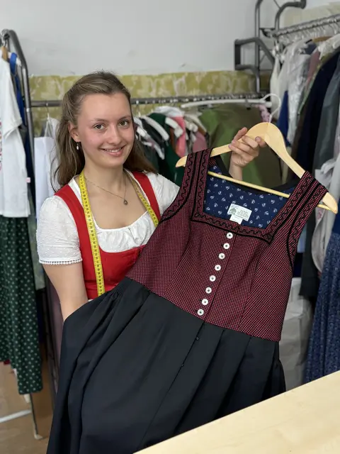 Die Liebe für das Nähen und die Trachten-Schneiderei hegt Veronika Sachenbacher bereit seit ihrer Kindheit. | Foto: Lisa Gold