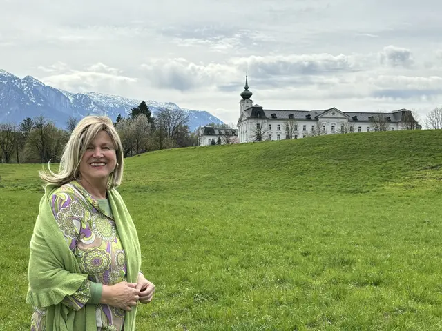 Stadtführerin Inez Reichl, hier unterwegs im Nonntal  | Foto: Lisa Gold
