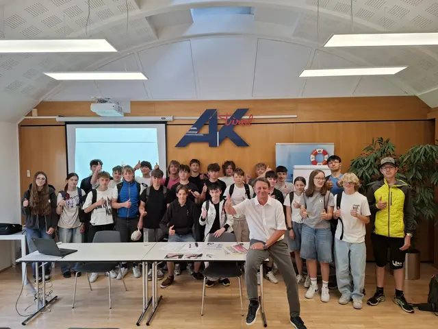 Bezirksstellenleiter Mag. Peter Comina von der ARbeiterkammer informierte die Schülerinnen und Schüler über ihre Rechte und Pflichten als zukünftige Lehrlinge. 
