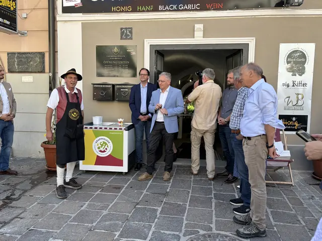 Die St. Veiter Stadtpolitik freut sich über einen neuen Unternehmer in der Innenstadt. | Foto: MeinBezirk.at/Julia Leithinger