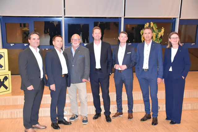 (v.l.n.r.): Vorstandsvorsitzender Mag. (FH) Andreas Wolf, LL.M. (RB TMW) Aufsichtsratsvorsitzender Dr. Herbert Waldner (RB TMW) Aufsichtsratsvorsitzender Erich Steiner (RB E-L-B) Vorstandsvorsitzender-Stv. Mag. Dr. Mario Plattner (RB TMW) Vorstandsvorsitzender Mag. (FH) Engelbert Fasser (RB E-L-B) Vorstandsvorsitzender-Stv. Hubert Kuprian (RB TMW) und Vorstandsvorsitzende-Stv. Mag. Gabriele Kinast (RLB Tirol AG)