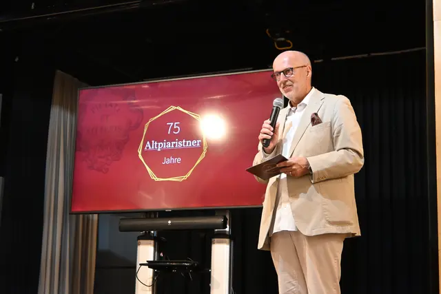 Herbert Dobrovolny, Präsident der Vereinigung ehemaliger PiaristengymnasiastInnen, führte mit seiner Moderation durch das Programm des Abends. | Foto: Matthias Pandrea/MeinBezirk