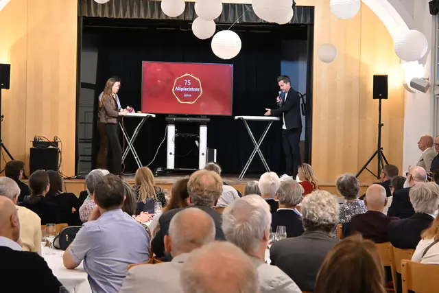 Der spannendste Teil des Abends war die große Quiz-Show. Zu gewinnen gab es einen Reisegutschein im Wert von 1.000 Euro.  | Foto: Matthias Pandrea/MeinBezirk