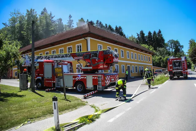 Die Feuerwehrleute konnten einen Traktorbrand auf einem Hof in Weißkirchen an der Traun bekämpfen und verhindern, dass die Flammen auf das Gebäude übergreifen. | Foto: laumat.at