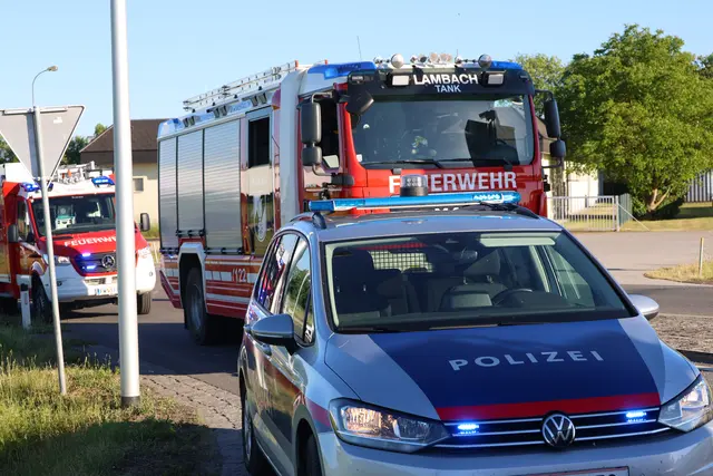 Aufgrund mangelhafter Ladesicherung verlor ein Transporter 180 Kisten und verteilte 3.600 Flaschen Bier auf der Fahrbahn bei Neukrichen bei Lambach. | Foto: laumat.at