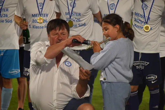 Lea Unger spielte (unterstützt von Papa Heinz Unger) das SV Großpetersdorf-Lied. | Foto: MeinBezirk/Michael Strini