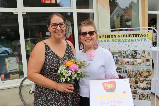 Danke, dass es euch gibt", sagte GR Sonja Schaffer (li) und überreichte neben Blumen aus dem Garten auch ein süßes Dankeschön an Anna Jernej für das ehrenamtliche Team.  | Foto: Edith Ertl