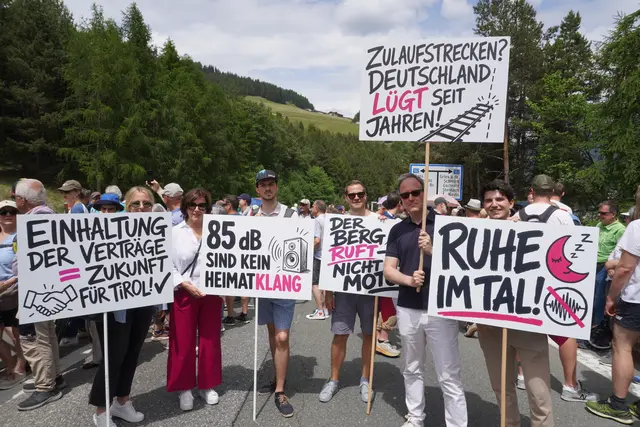 Eine große Abordnung stellten auch die NEOS Tirol mit NR Dominik Oberhofer (2.v.r.) und Klubobfrau Birgit Obermüller (2.v.l.) | Foto: Kainz